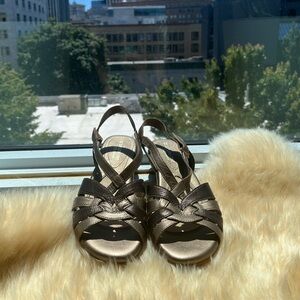 EUC N5 Naturalizer Convey Gold Sandals in Size 8
